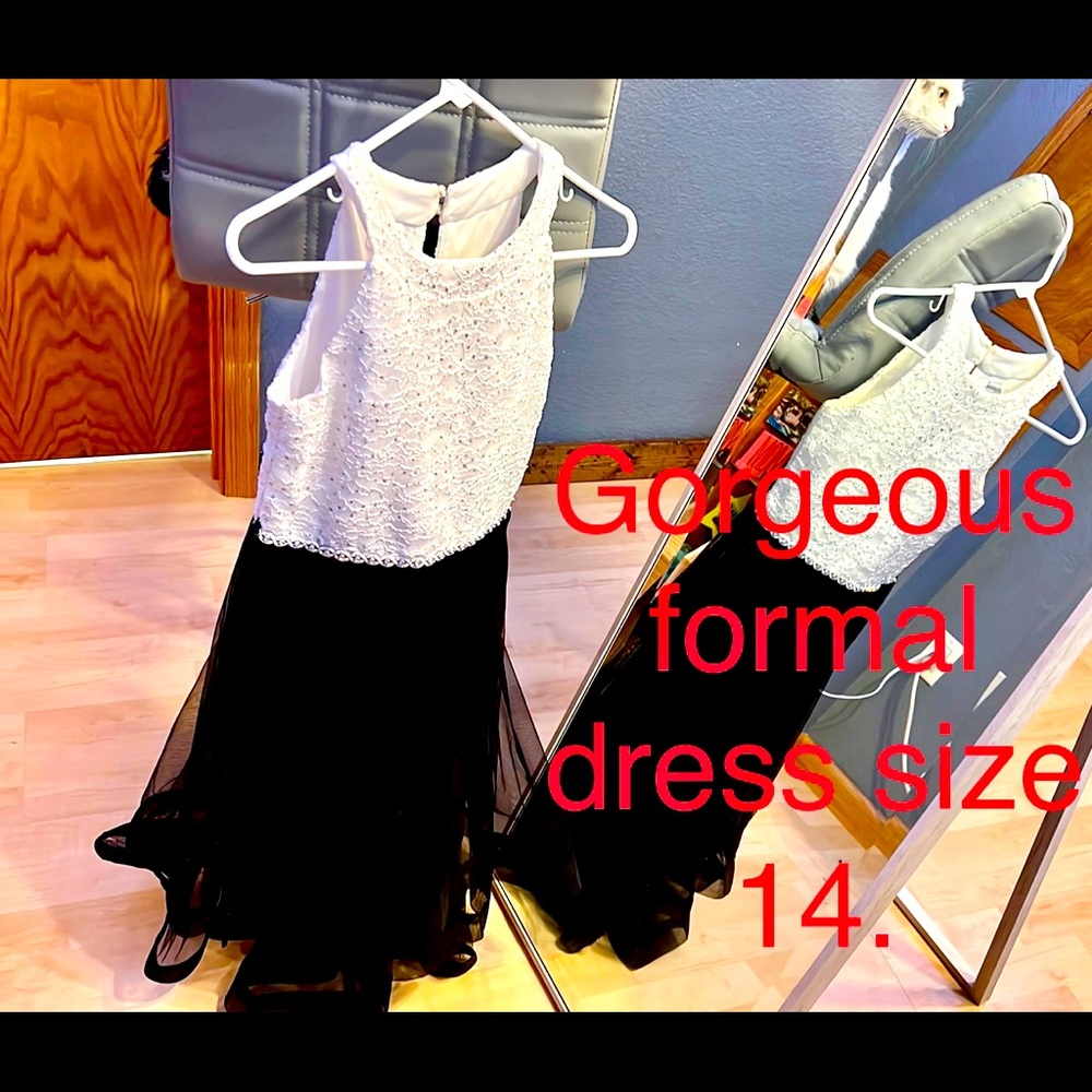 Teen formal dress size 14. The dress has a beautiful lace to the defined waist.
